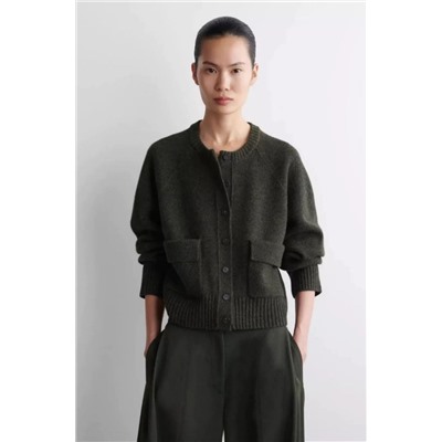 Утолщенный вязаный кардиган в непринужденном стиле