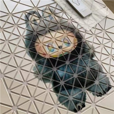 Интересная модель шопера с изображением LABUB*U
