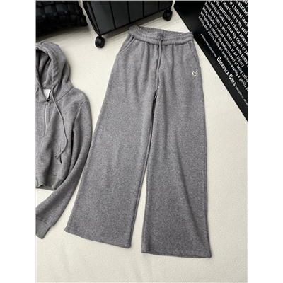 LULЕMON бархатный костюм для осени и зимы, утолщенные осенние и зимние практичные ткани, отличная текстура!Популярные вещи с отличным дизайном, индивидуальные аксессуары для поверхностей, элитный смысл, кардиганы, куртки и повседневные брюки. которые необходимы богине осенью и зимой. Это волшебный инструмент! Стиль девушки, уменьшающий возраст, элегантен и мил! Версия универсальна и не подчеркивает красоту верхней части тела. Посмотрите на детали за качество изготовления ЦВЕТ: Серый | Кремовый