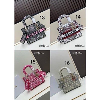 Небольшая сумка с вышивкой и широким плечевым ремнем  Lady D Christia*n Dio*r