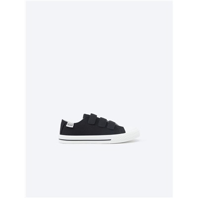Fabric sneakers with toecap