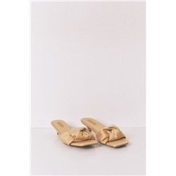 Sandalias tacón kitten satén mostaza