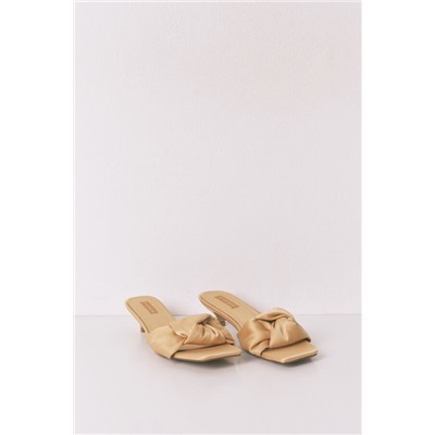 Sandalias tacón kitten satén mostaza