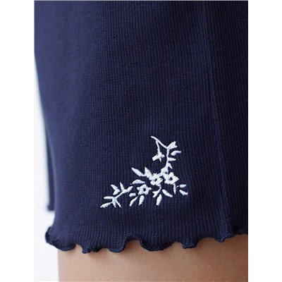 Короткие шорты на резинке с вышивкой из фактурного трикотажа в мелкий рубчик