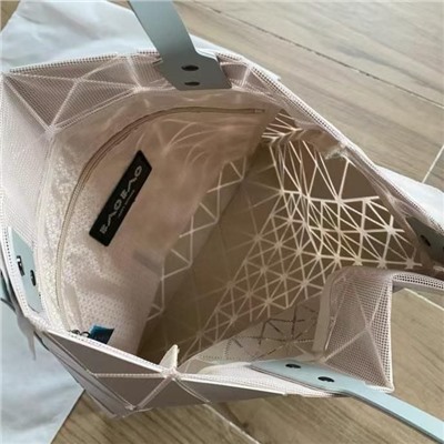 Интересная модель шопера с изображением LABUB*U