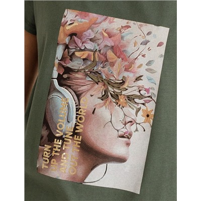 Футболка из 100% хлопка с авторским принтом.