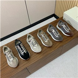 Брунелл* Кучинелл*】повседневные кроссовки. Верх выполнен из импортной воловьей и воловьей кожи. Аксессуары-цепочки из бисера ручной работы! Внутренняя набивка из саржевого хлопка высокой плотности и оригинальная формованная подошва!