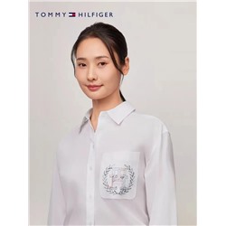 Еще для офиса или учебы - укороченная рубашка свободного кроя и вышивкой на груди Tomm*y Hilfige*r