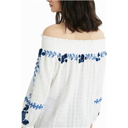 Blusa cuello barco bordada