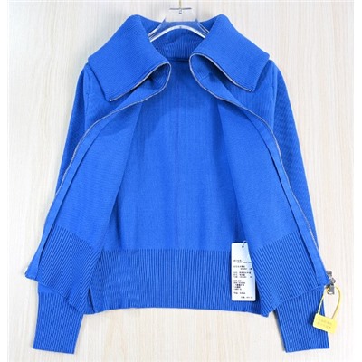 Короткий вязаный кардиган слегка свободного кроя