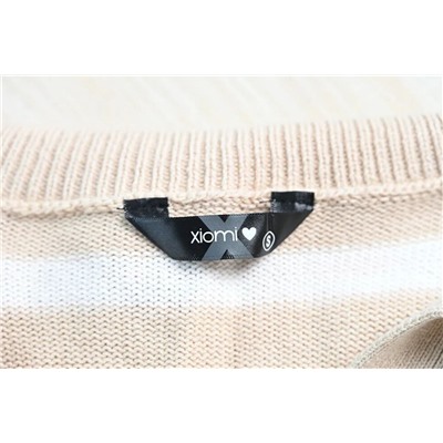 Женский трикотажный свитер в полоску