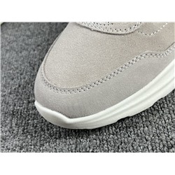 Женские спортивные туфли