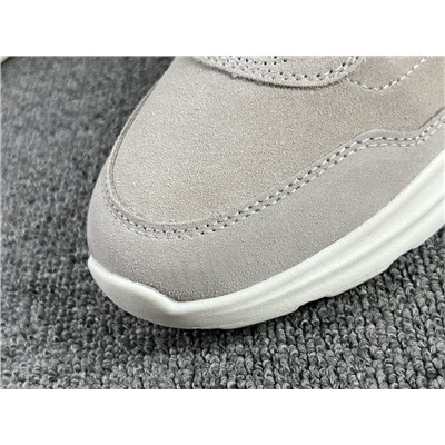 Женские спортивные туфли