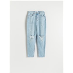 джинсы mom fit с эффектом потертости