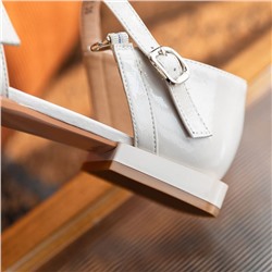 Женские туфли на плоской подошве с ремешками