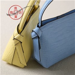 Небольшая женская сумка в двух цветах  Идет с длинным ремешком Искуственная кожа