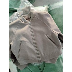 Zar*a   ♥️ шерстяной бомбер для девочек.. коллекция 2024✔️ один из моих самых любимых продавцов детской  одежды zar*a.. одежда приходит отличного качества, в большинстве случаев с оригинальными бирками 👕  ✅Цвет: на фото   ✅Материал: 50%шерсть; 50%полиэстер