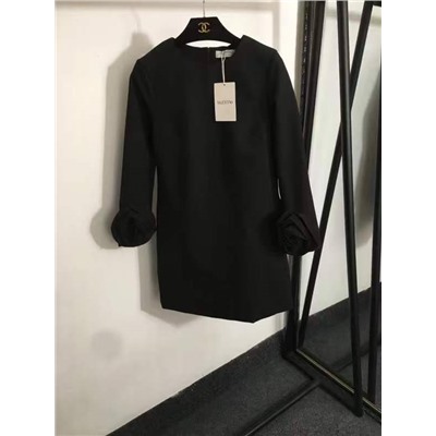 Женское платье с длинным рукавом и объемными цветами на манжетах  Valentin*o