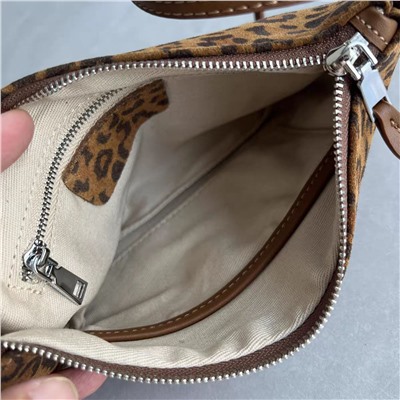 Мягкая маленькая женская сумка из натуральной кожи