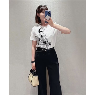 Футболки WEEKEND MAX MARA 26-style LOVE letter 1983. Эта серия — точная копия оригинального дизайна, с очень аккуратной строчкой и этикеткой, изготовленной на заказ. Изготовлены из комфортной и приятной для кожи ткани из чистого хлопка.