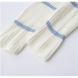 Модный и универсальный свитер с контрастными полосками