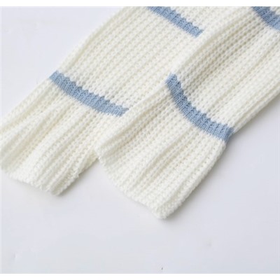 Модный и универсальный свитер с контрастными полосками