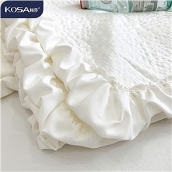 Мягкое и нежное  покрывало с наволочками с нежной вышивкой