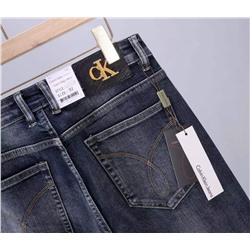 Мужские джинсы Calvin Klein  Реплика 1:1 с использованием оригинальной фурнитуры (пуговицы, молния, задняя кожаная бирка с буквами) Высококачественный материал: хлопок с эластаном