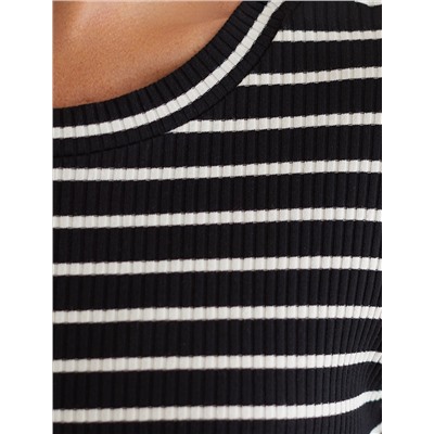 Платье из трикотажа в широкий рубчик с разрезами