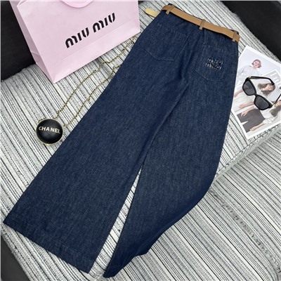 прямые брюки из джинсовой ткани с карманами и подолом, кожаным ремнем по индивидуальному заказу, вышитой нашивкой с надписью на кармане,