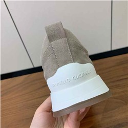 Брунелл* Кучинелл*】повседневные кроссовки. Верх выполнен из импортной воловьей и воловьей кожи. Аксессуары-цепочки из бисера ручной работы! Внутренняя набивка из саржевого хлопка высокой плотности и оригинальная формованная подошва!