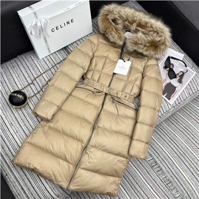 1: 1, очень тонкая Наполнитель полный и полный Мы используем 90 белых. гусиного пуха, чтобы наполнить его, который легкий и полный. В сочетании с эластичным поясом, классической отделкой на рукаве, трехцветным SML