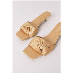 Sandalias tacón kitten satén mostaza