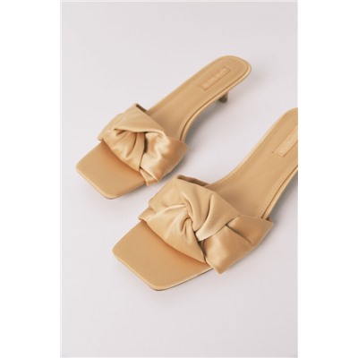 Sandalias tacón kitten satén mostaza