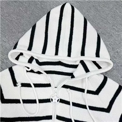 Вязаный кардиган на молнии с капюшоном и надписями на спине Dio*r