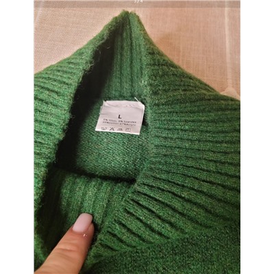 Комплект из свитера с высоким воротником и разрезом и вязаных брюк свободного кроя