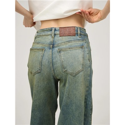 Синие зауженные джинсы с платком