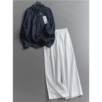 Женская прямая рубашка и белоснежные красивые брюки создают прекрасный комплект