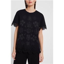 Camiseta con diseño floral y encaje