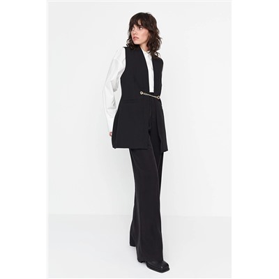 TRENDYOL MODEST Siyah Beli Zincir Detaylı Astarlı Dokuma Yelek TCTAW23YL00000
