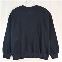 Пуловер с круглым вырезом, спущенными плечами и свободным кроем.