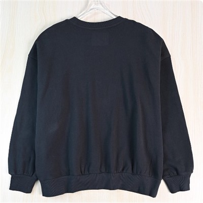 Пуловер с круглым вырезом, спущенными плечами и свободным кроем.