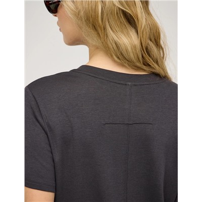 Серая футболка с защипом на спине