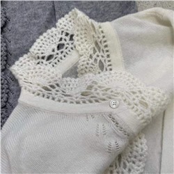 Нежный женский кардиган с отделкой кружевом ручной работы
