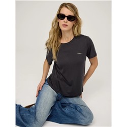 Серая футболка с защипом на спине