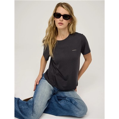 Серая футболка с защипом на спине