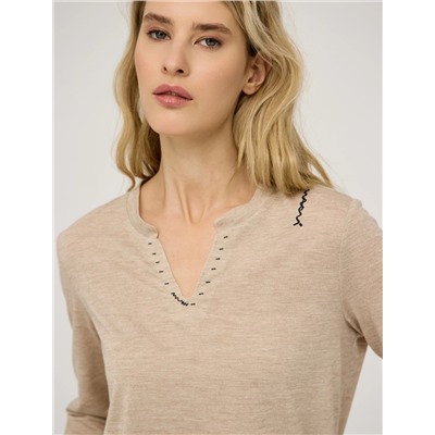 Бежевый джемпер с вышивкой