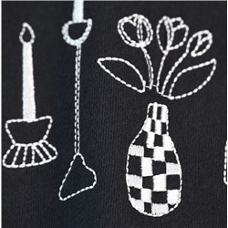 Пуловер с круглым вырезом, спущенными плечами и свободным кроем.