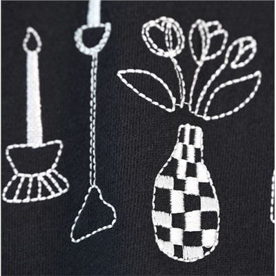 Пуловер с круглым вырезом, спущенными плечами и свободным кроем.