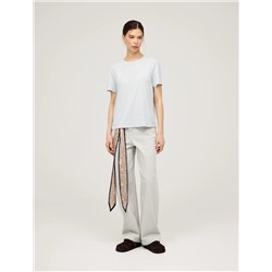 Серые зауженные джинсы с платком